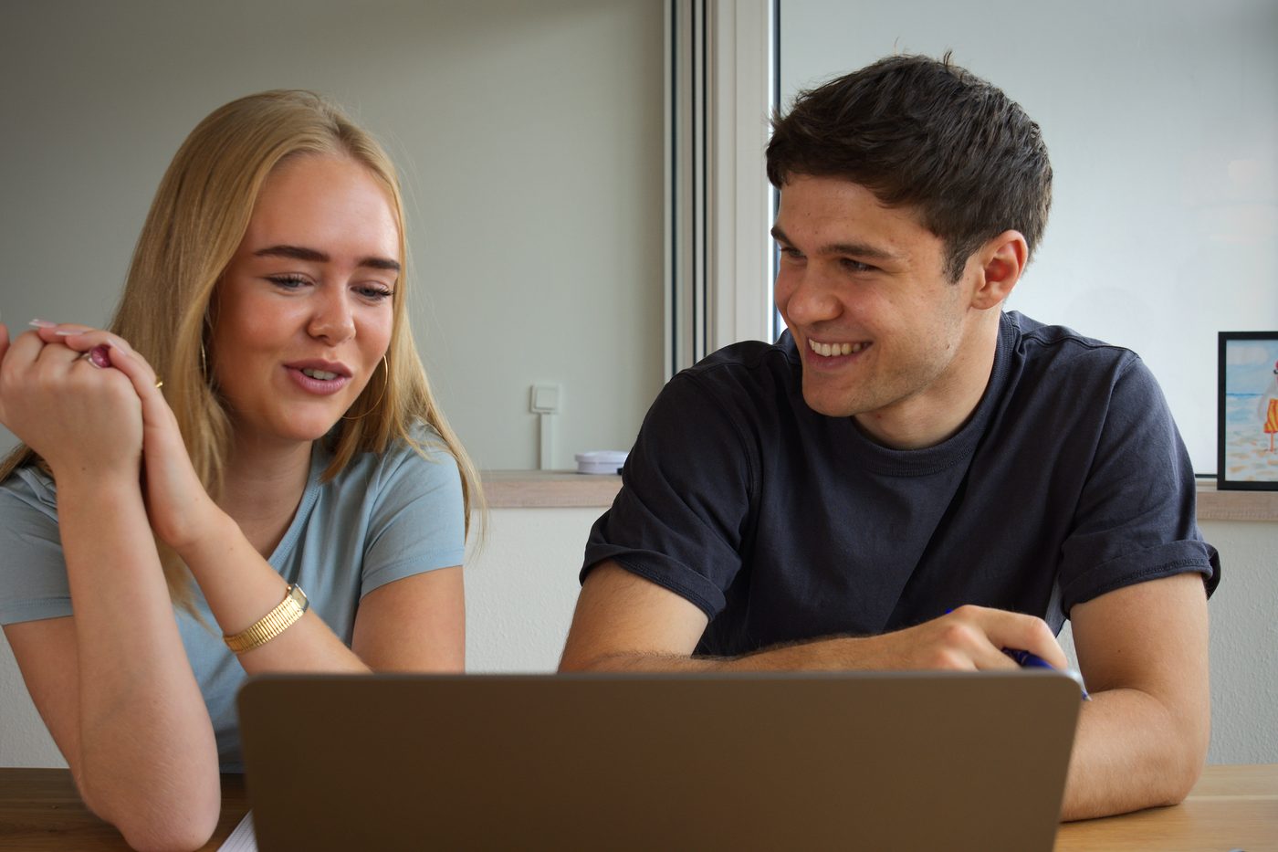 Markus Johnsen forklarer en opgave for en gymnasieelev ved computeren